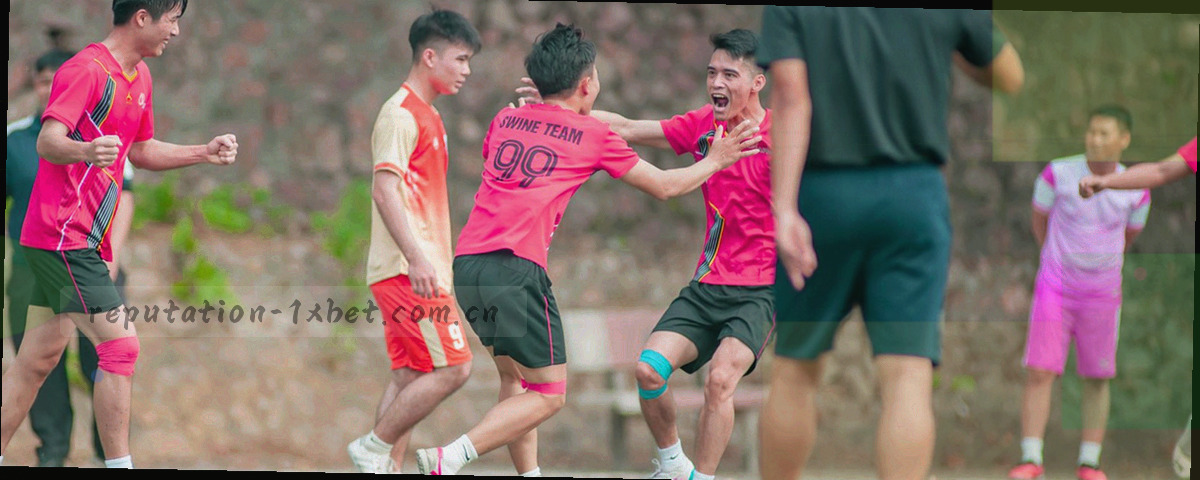 档案纸页纹理与铜金色印章线条叠合的抽象画面，无人物